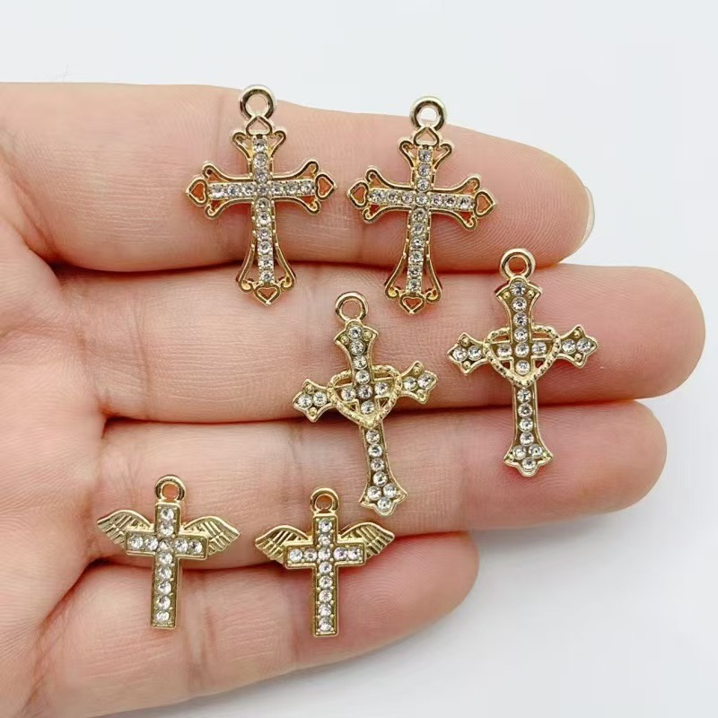 Jewelry & Watches Spółka Z Ograniczoną Odpowiedzialnością Sp Z Oo - 10 szt. Złoty krzyżyk ze stopu