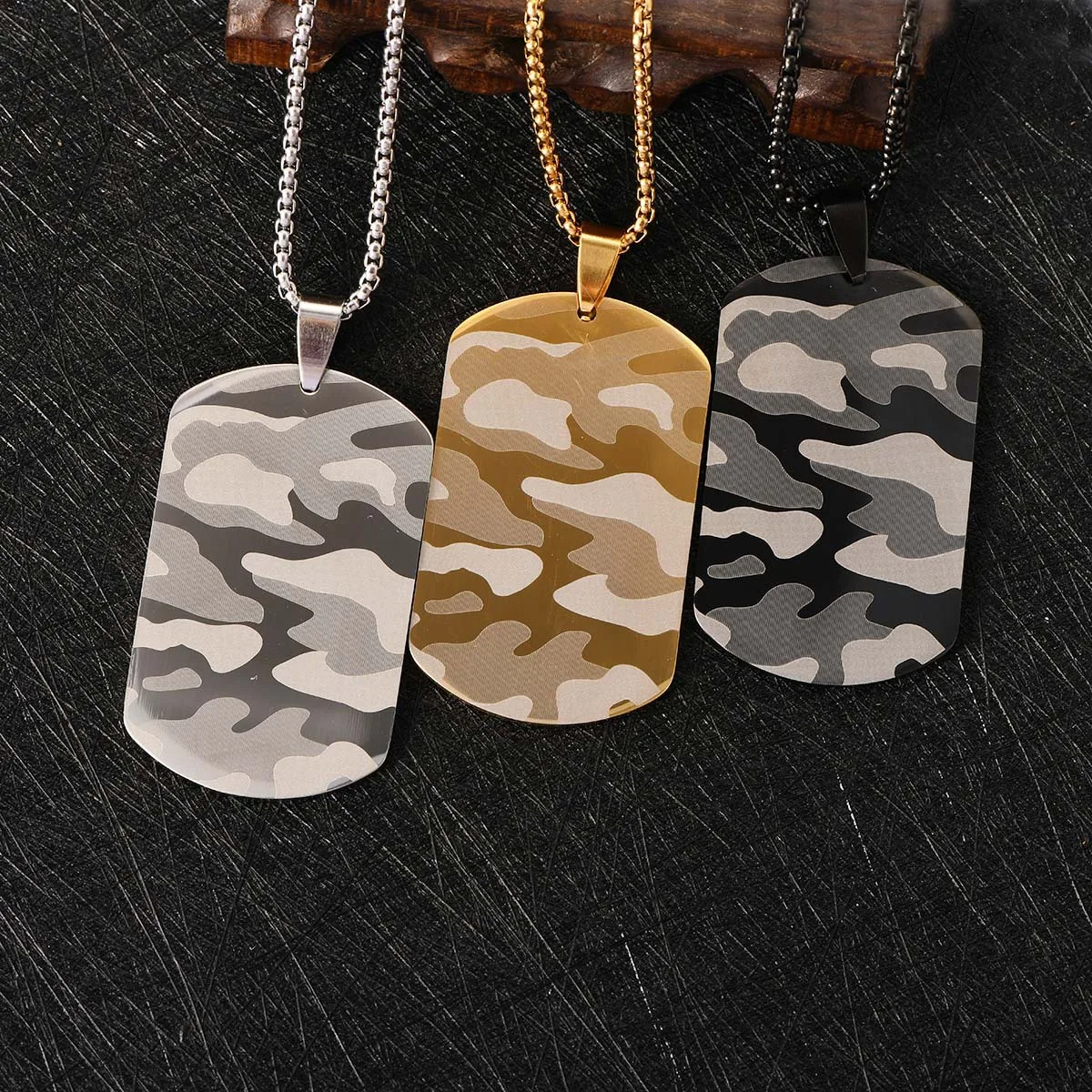 Kamuflaż ze stali nierdzewnej  – Mens Dog Tag Necklace recenzja i cena